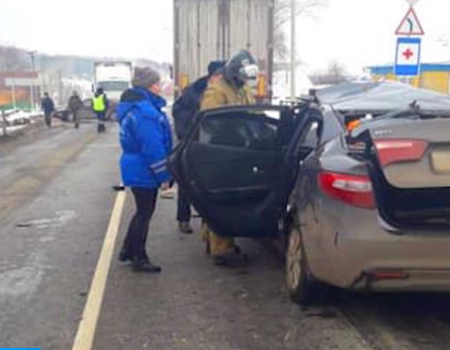 На трассе Уфа-Москва водитель иномарки погиб, врезавшись в попутную фуру