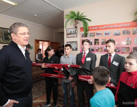 Радий Хабиров пригласил детей из Шабаево вместе поболеть за ХК «Салават Юлаев»