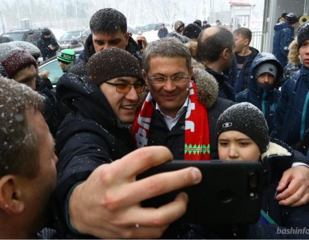 Радий Хабиров устроил селфи-фотосессию с футбольными болельщиками