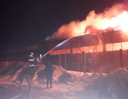 В Уфе произошел крупный пожар на складе картонных изделий