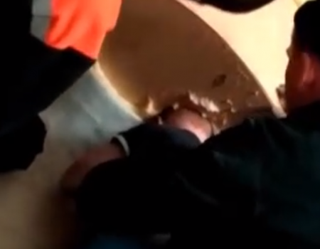 В Уфе трехлетний малыш застрял в кошачьем домике - видео
