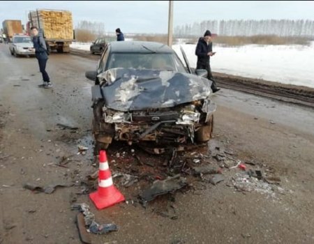 Две вазовские «десятки» столкнулись на трассе в Башкортостане: погиб человек