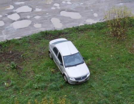 Радий Хабиров о парковках на газонах: «Остановите эту историю»
