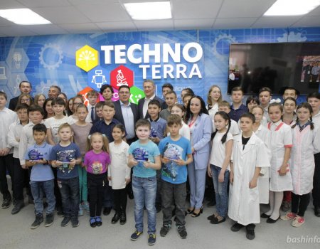 В сибайском технопарке Радию Хабирову подарили кружку «Беҙ яҡшыраҡ булдырабыҙ»