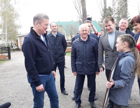 Радий Хабиров посетил школу и детсад в поселке Рощинском