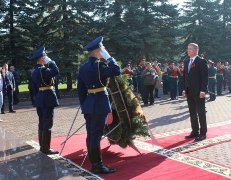 Р. Хабиров возложил цветы к Вечному огню в уфимском парке Победы