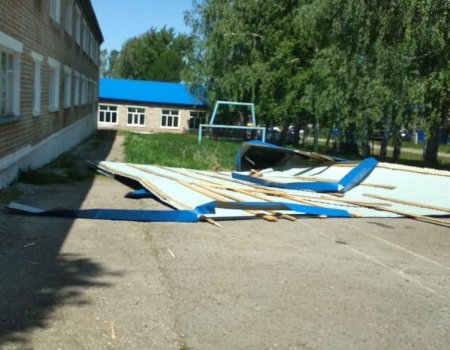 В Башкортостане ураганный ветер снес крышу районной школы: эвакуировано 225 детей
