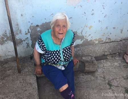 В Уфе голодающей с весны бабушке помогают волонтеры и соцработники - видео