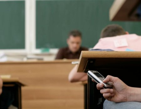 В Башкортостане депутаты хотят ограничить использование мобильных телефонов в школах