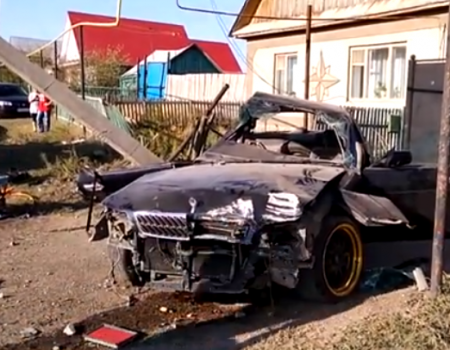 «Столб упал, провода заискрились»: в Башкортостане женщина за рулем иномарки снесла опору ЛЭП