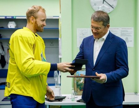 Радий Хабиров получил от ХК «Салават Юлаев» памятную плакетку в честь бронзы КХЛ