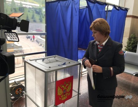На железнодорожном вокзале Уфы к полудню явка избирателей составила 50 процентов