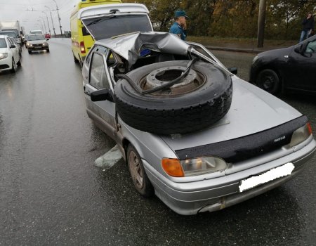 В Уфе оторвавшиеся у «КамАЗа» колеса разбили два автомобиля