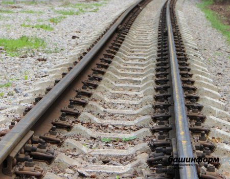 В Башкортостане под колесами поезда погибла 15-летняя девушка