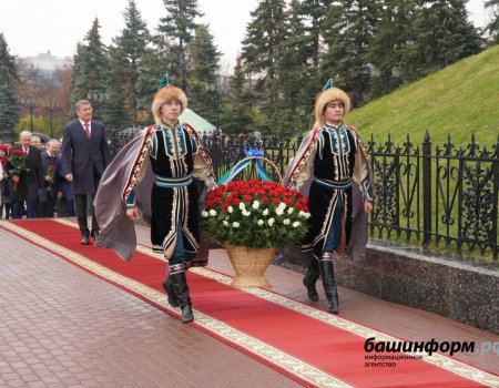 Радий Хабиров в День республики возложил цветы к памятникам Салавату Юлаеву и поэту Бабичу