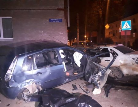 В Уфе после столкновения две машины врезались в жилой дом, есть жертвы