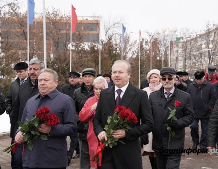 В Уфе в честь Дня народного единства торжественно возложили цветы к Монументу Дружбы