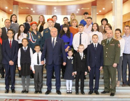 В Госсобрании Башкортостана наградили 12 детей-героев