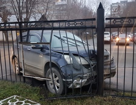 Иномарка врезалась в забор здания МВД по Уфе: водителю требуется помощь свидетелей ДТП