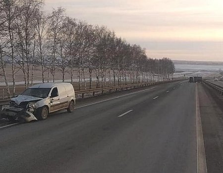 В Башкортостане при столкновении легковушки и грузовика пострадал 29-летний мужчина