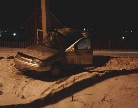 В Башкортостане автомобиль врезался в электроопору: пострадала пассажирка