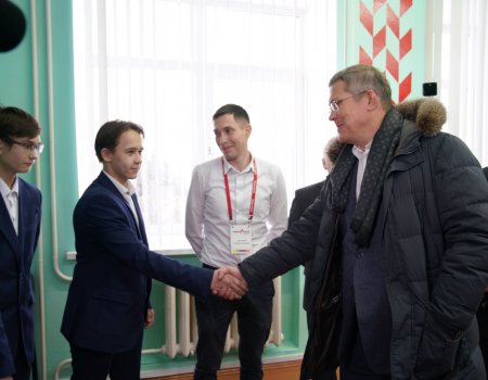 Глава Башкортостана Радий Хабиров посетил образовательный центр «Точка роста» в Мишкино