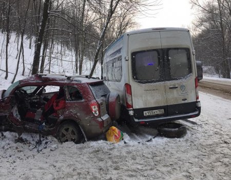 В Уфе столкнулись пассажирский микроавтобус и иномарка, есть жертвы