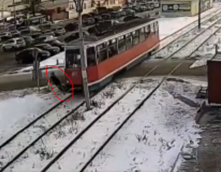 В Башкортостане 18-летнего парня сбил трамвай: пешеход отлетел на несколько метров
