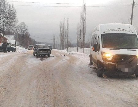 В Башкортостане автобус наехал на водителя «шестерки», цеплявшего тросом другой автомобиль