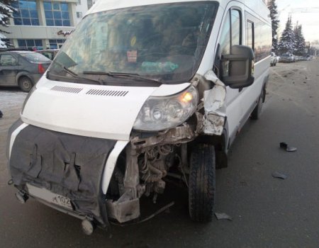 В Уфе произошло массовое ДТП с участием маршрутного микроавтобуса, есть пострадавший