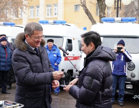 Главврачи больниц Башкортостана сегодня получили ключи от 37 новых автомобилей скорой помощи