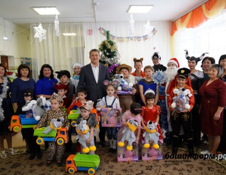 Глава Башкортостана поздравил с Новым годом воспитанников детского приюта в селе Акъяр