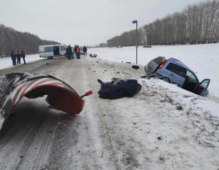 В Башкортостане при столкновении с «КамАЗом» погибли водитель и пассажир иномарки