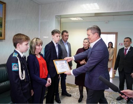Глава Башкортостана вручил семье погорельцев в селе Ермолаево сертификат на 700 000 рублей