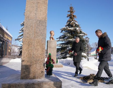 Глава Башкортостана в Киргиз-Мияках почтил память Героев Советского Союза