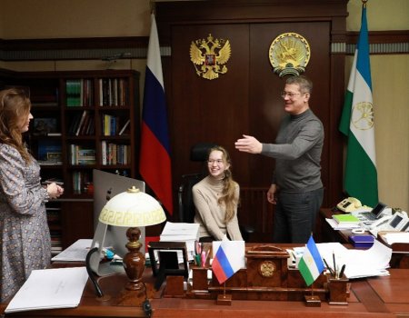 Глава Башкортостана показал восьмикласснице свой рабочий кабинет и подарил книгу Мустая Карима
