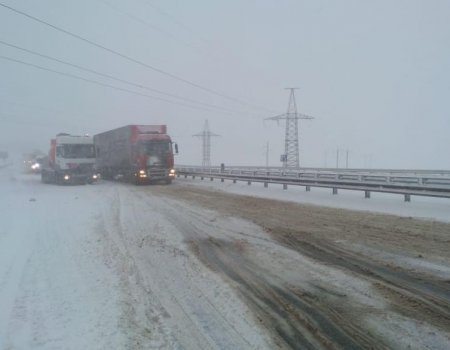 В Башкортостане трассу Р-240 в районе села Толбазы занесло снегом, работает техника