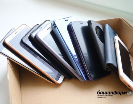 Глава Башкортостана предложил нескольким школам запретить на уроках пользование смартфонами