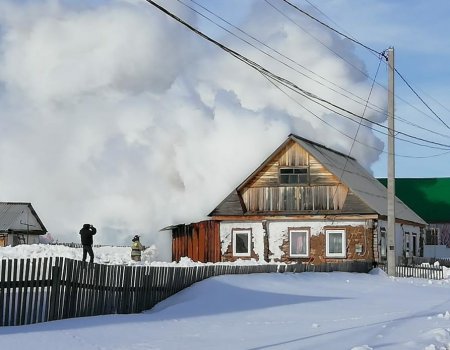 В Башкортостане едва не сгорел дом многодетной семьи