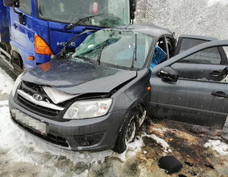 На трассе в Башкортостане «Лада Гранта» на летней резине врезалась в грузовик, есть погибший