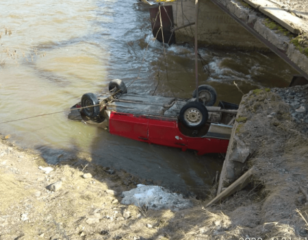 В Башкортостане в упавшей с моста машине найдено тело мужчины