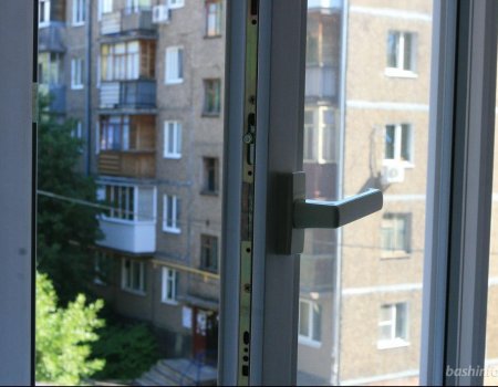 «Не подходите!»: в Башкортостане спасли мужчину, который пытался спрыгнуть с пятого этажа