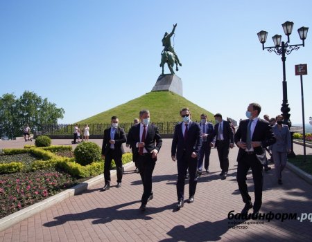 Михаил Мурашко и Радий Хабиров побывали у памятника Салавату Юлаеву