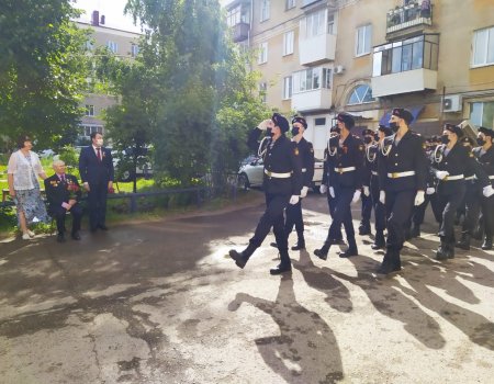 В городе Октябрьском прошли персональные мини-парады перед домами ветеранов Великой Отечественной войны