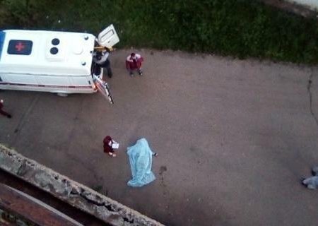 В Башкортостане под окнами многоэтажки найдено тело мужчины