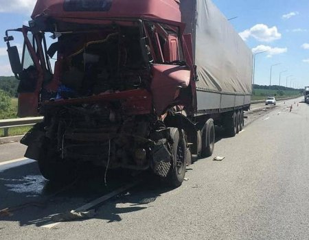 В Башкортостане при столкновении с попутным «КамАЗом» погиб водитель грузовика Iveco