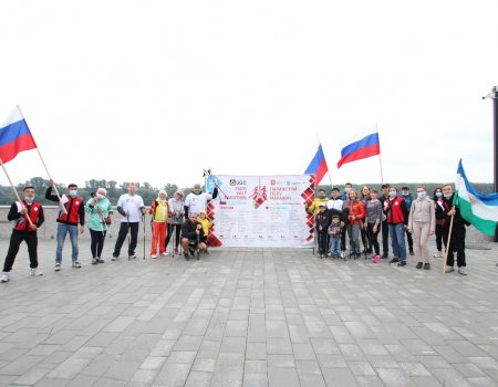 Волонтеры раздали уфимцам более 2000 ленточек российского триколора