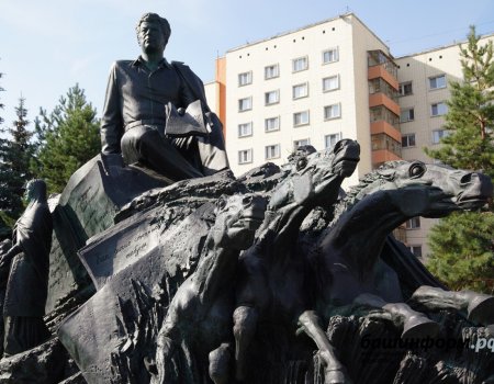 В Казани открыли памятник народному поэту Башкортостана Мустаю Кариму