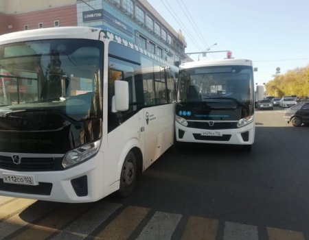 В Уфе рядом с остановкой столкнулись два автобуса: пострадала пассажирка
