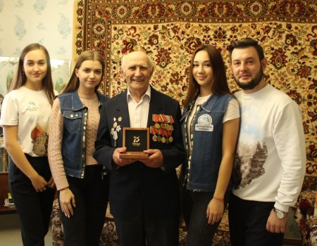 В Башкортостане волонтеры вручили ветеранам Великой Отечественной войны памятные монеты